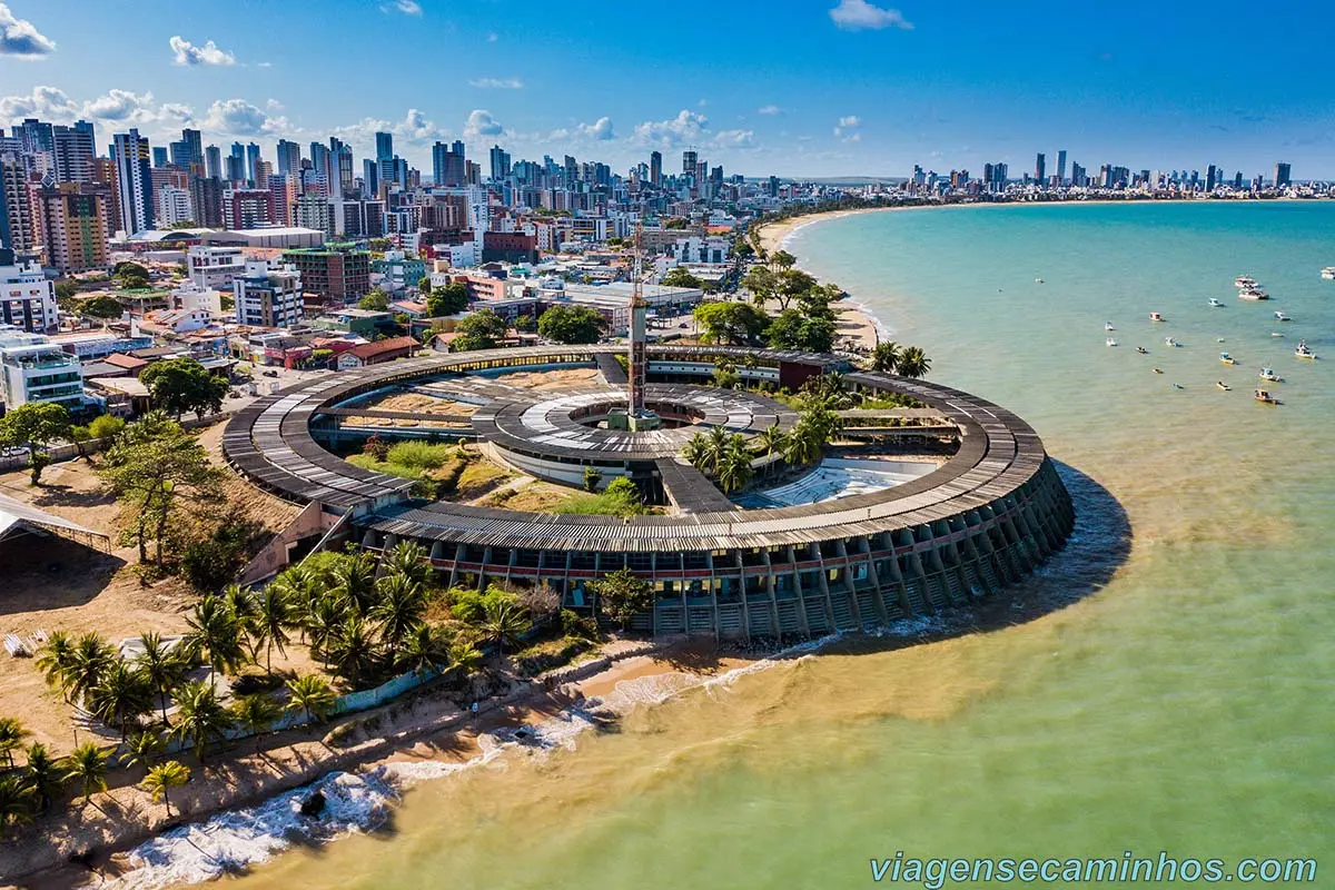 Vista aérea da orla de João Pessoa, Paraíba, com a cidade ao fundo